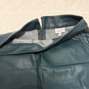 Jaclyn Smith Leather Look Skirt with pockets Size 8 in Hunter Green.